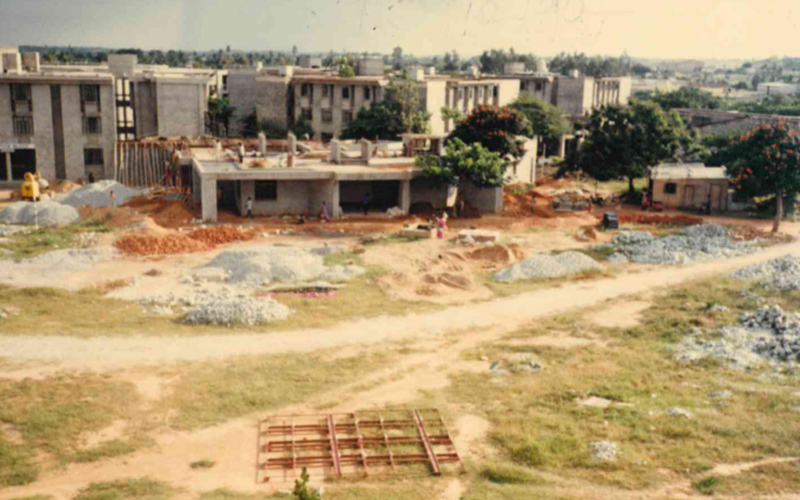 Dr. B V Doshi, visionary architect of IIMB, deeply engaged in a discussion with employees of the Institute.