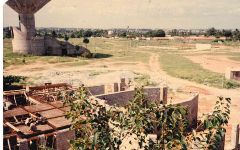 Dr. B V Doshi, visionary architect of IIMB, deeply engaged in a discussion with employees of the Institute.
