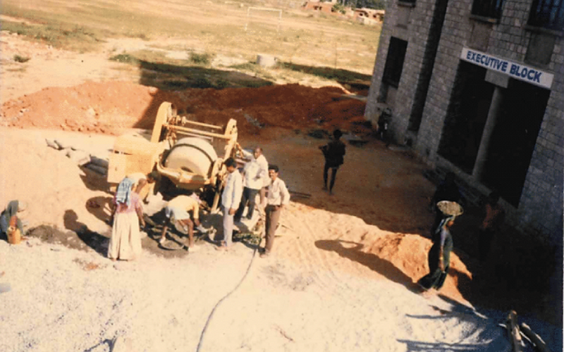 Dr. B V Doshi, visionary architect of IIMB, deeply engaged in a discussion with employees of the Institute.