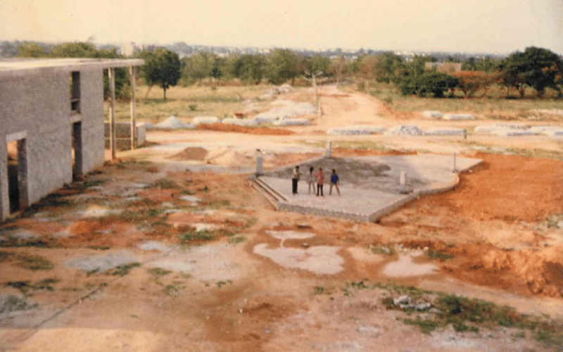 Dr. B V Doshi, visionary architect of IIMB, deeply engaged in a discussion with employees of the Institute.
