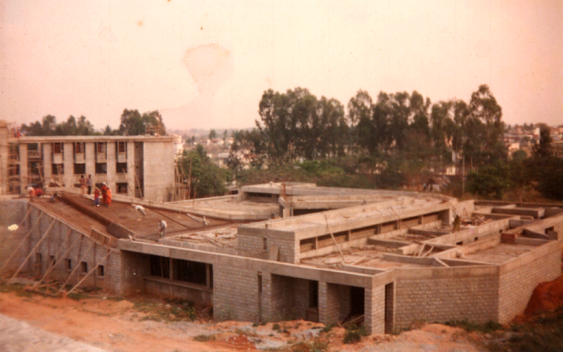 Dr. B V Doshi, visionary architect of IIMB, deeply engaged in a discussion with employees of the Institute.
