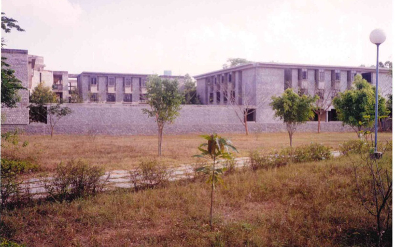 Dr. B V Doshi, visionary architect of IIMB, deeply engaged in a discussion with employees of the Institute.