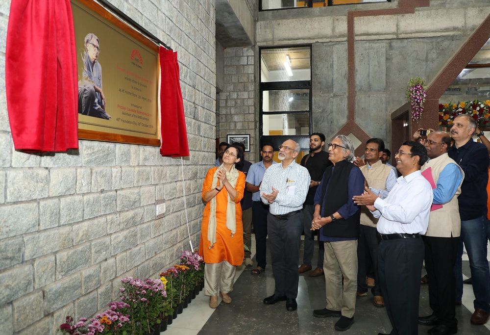 Ms. Vinita Bali, Member, Board of Governors, IIMB, Prof. G. Raghuram, Director, IIMB and Pritzker Laureate Dr. Balkrishna Doshi after a plaque is unveiled, in front of the IIMB Library, in honour of Dr. Doshi on the occasion of the B-school’s 46th Foundation Day celebrations.