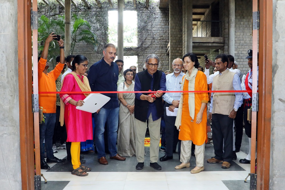 Pritzker Laureate Dr. Balkrishna Doshi, architect of IIMB’s campus, inaugurates the reimagined library on the occasion of the B-school’s 46th Foundation Day celebrations.