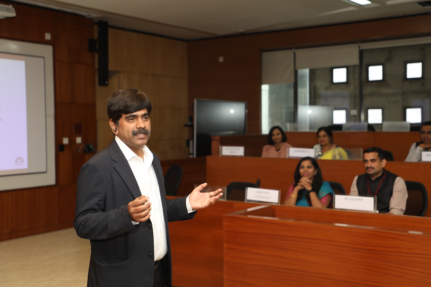 Prof. U Dinesh Kumar, Dean, Faculty; Chairperson, Data Centre & Analytics Lab, and faculty of the Decision Sciences area of IIMB, briefs the participants on the importance of case teaching methodology.