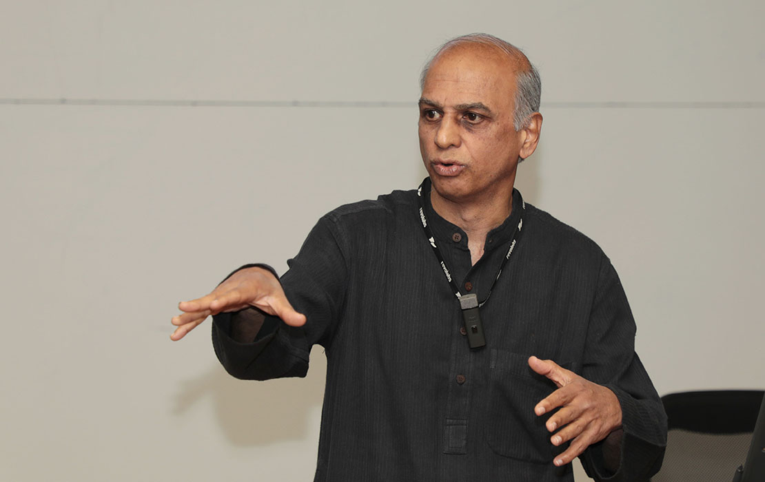 Prof. Y L R Moorthi, Faculty from the Marketing area, IIMB, delivers a lecture on Marketing Management.