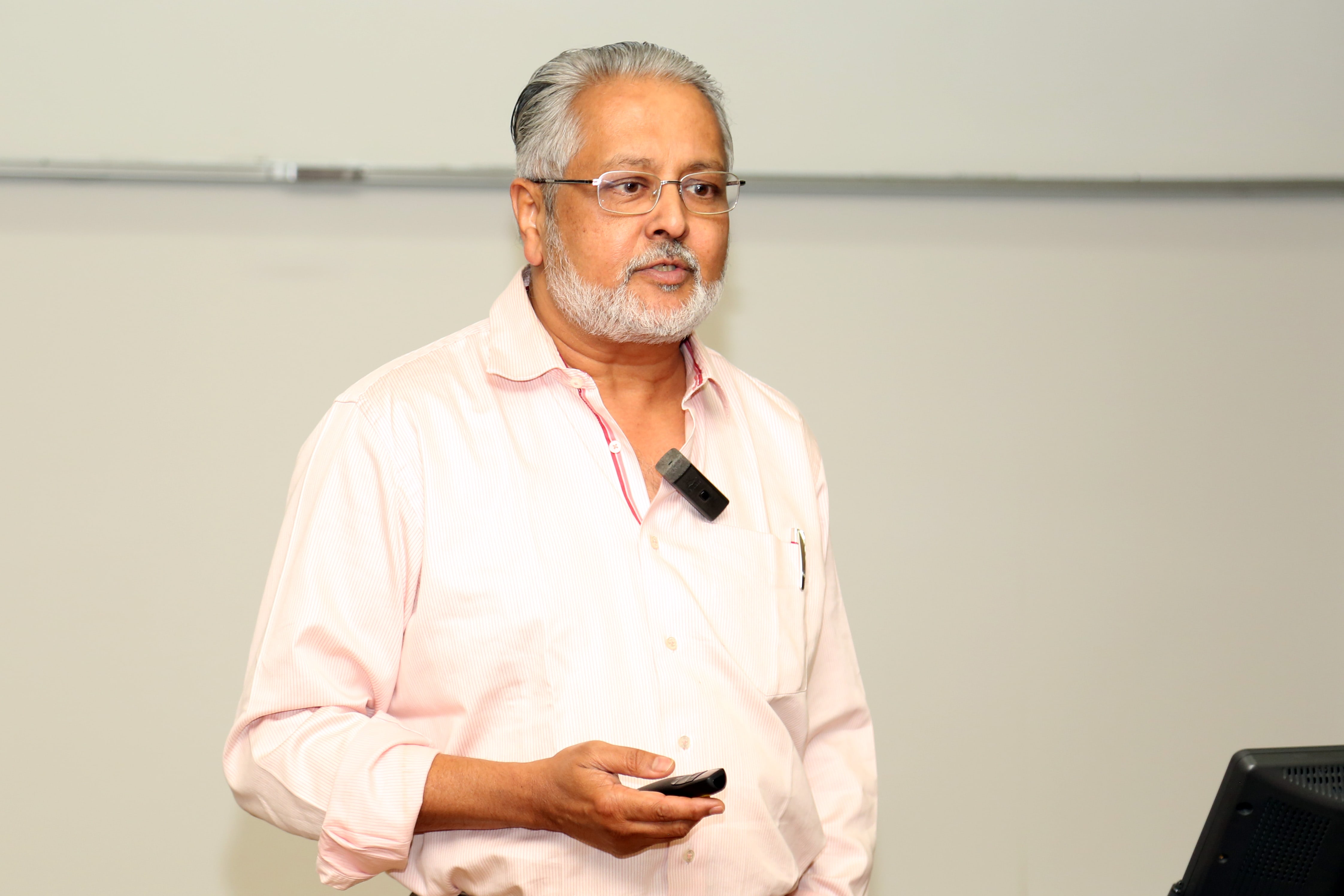 Dr. Ravi Nayar, Academic Dean of HCG hospital, speaks about Innovations in academic institutes in his session titled, ‘Lessons I have Learnt’.